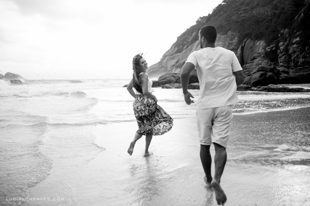Ensaio Pré-casamento na Praia da Joatinga pelo fotógrafo de casamentos Luciano Mendes