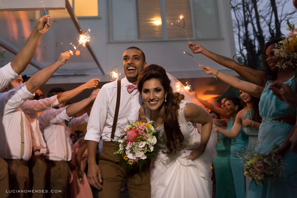 Fotografia de Casamento da saída dos Noivos com Sparkles no Espaço Athayde Fonseca RJ