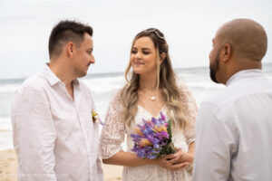Cerimônia de elopement wedding da Flávia e do Leandro, na Prainha, RJ, com fotos do Fotógrafo de Casamentos do Rio de Janeiro Luciano Mendes